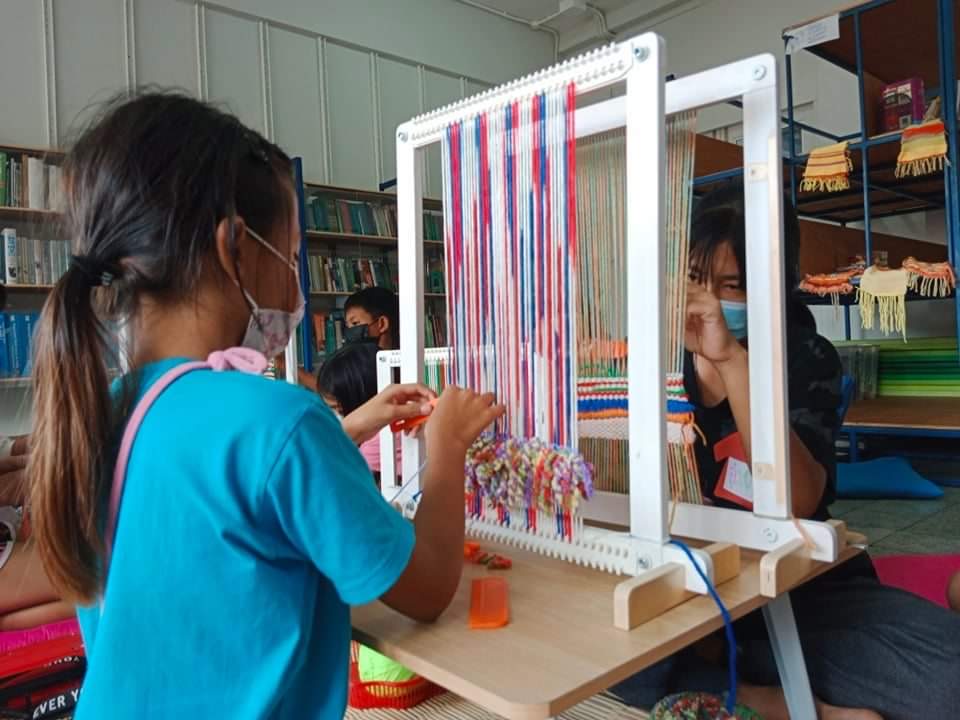 StudioUpCircle workshop kids arts and crafts frame loom weaving